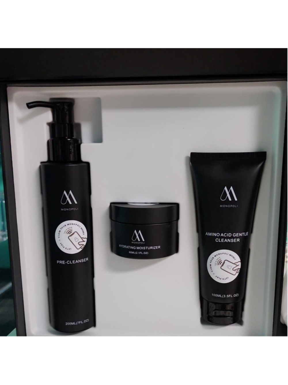 Monopoli 3 piece skincare set
Black packaging, minimalist, luxury, premium, skin